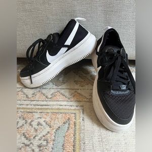 Nike Women’s - 7.5 - platform sneaks!